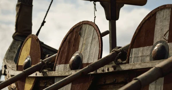 古い木製のバイキングの長い船型 クローズアップ 航海船 背の高い船 伝統的な工芸品 ヴィンテージ ランドマーク 歴史的な再現 北欧文化 — ストック写真