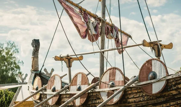 古い木製のバイキングの長い船型 クローズアップ 航海船 背の高い船 伝統的な工芸品 ヴィンテージ ランドマーク 歴史的な再現 北欧文化 — ストック写真
