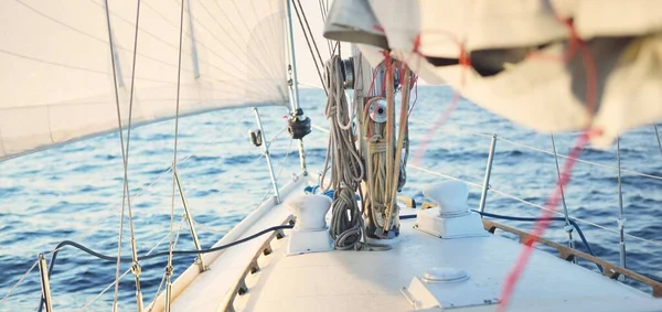 ホワイトスループは日没時にヨットを操縦した 嵐の後は快晴 デッキから弓 マスト 帆を表示します クルーズ スポーツ レクリエーション レジャー活動 レース — ストック写真