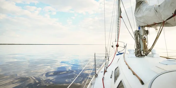 Vit Yacht Seglar Ett Stilla Vatten Vid Solnedgången Utsikt Från — Stockfoto