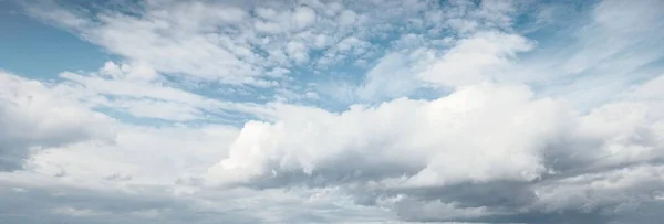 Ozdobne Chmury Dramatyczne Niebo Epicka Chmura Burzowa Miękkie Światło Słoneczne — Zdjęcie stockowe