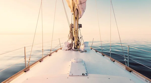 Weiße Jacht Segelt Einem Stillen Wasser Bei Sonnenuntergang Blick Vom — Stockfoto