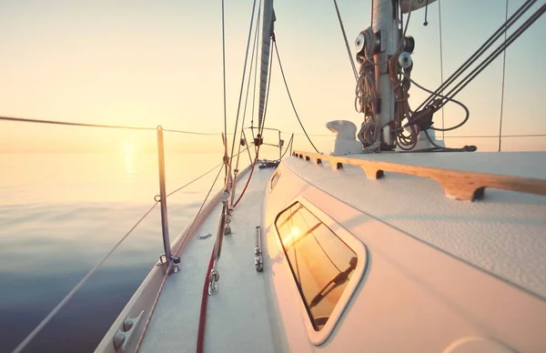 日落时 白色游艇在平静的水里航行 从甲板到船头的景色 让人目瞪口呆关于水的反思 波罗的海 生活方式 — 图库照片