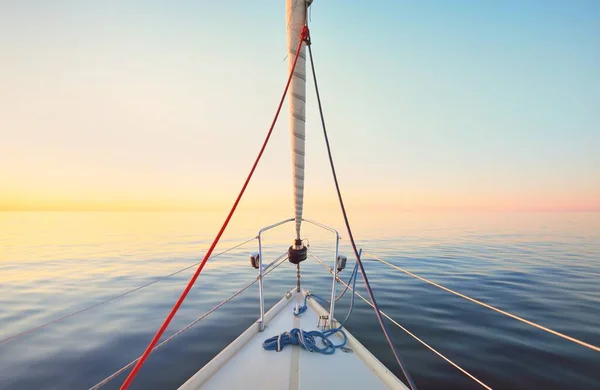 白いヨットは日没時に静かな水の中を航海する デッキから弓 マスト 帆への眺め 見事な雲景だ 水に関する考察 バルト海 ライフスタイル クルーズ レガッタ — ストック写真