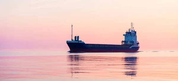 Groot Vrachtschip Varen Oostzee Bij Zonsondergang Zacht Gouden Zonlicht Begrip — Stockfoto