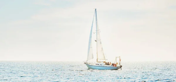 Λευκό Ιστιοφόρο Ιστιοφόρο Ιστιοπλοΐα Μια Μεσογειακή Θάλασσα Μια Σαφή Ηλιόλουστη — Φωτογραφία Αρχείου