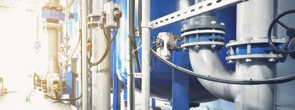 Большая Промышленная Водоочистная Котельная Блестящие Металлические Трубы Насосы Клапаны Промышленность — стоковое фото