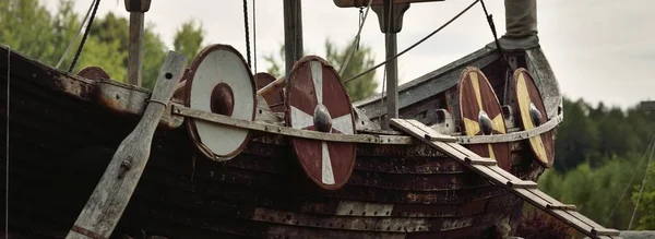 Gammal Trävikingasnok Typ Långskepp Närbild Nautiska Fartyg Högt Skepp Traditionellt — Stockfoto