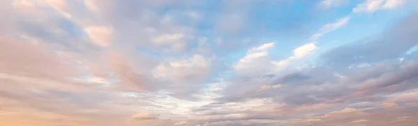 Cielo Azul Claro Con Brillantes Nubes Rosas Doradas Después Tormenta — Foto de Stock