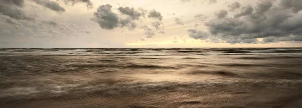 Mar Baltico Tramonto Cielo Drammatico Nuvole Incandescenti Morbida Luce Dorata — Foto Stock