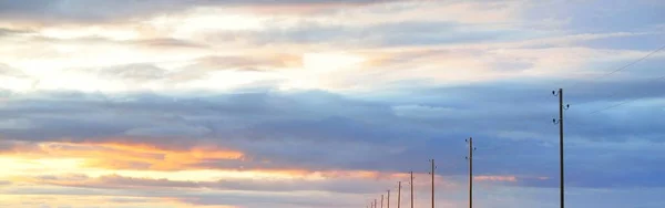 嵐の後に輝くピンクと金色の雲と澄んだ青い空 劇的な日没の雲の風景 コンセプトアート 気象学 グラフィックリソース 絵のようなパノラマ風景 — ストック写真