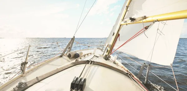 Weiße Schaluppe Getakelte Jacht Segelt Bei Sonnenuntergang Klarer Himmel Nach — Stockfoto