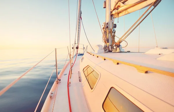 White Yacht Sailing Still Water Sunset View Deck Bow Mast — Stockfoto