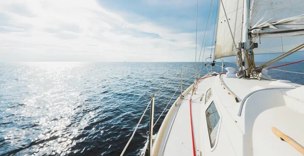 White Sloop Rigged Yacht Sailing Sunset Clear Sky Storm View — Fotografia de Stock