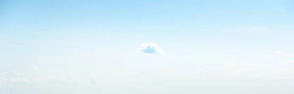 Fırtınadan Sonra Açık Mavi Gökyüzü Yumuşak Güneş Işığı Panoramik Görüntü — Stok fotoğraf