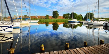 Zarif ve modern yelkenliler yat limanındaki bir rıhtıma demirlediler. Tatiller, ulaşım, spor, eğlence, turizm, seyahat, liman