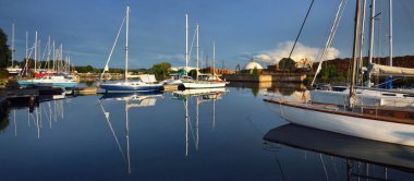 Zarif ve modern yelkenliler yat limanındaki bir rıhtıma demirlediler. Tatiller, ulaşım, spor, eğlence, turizm, seyahat, liman