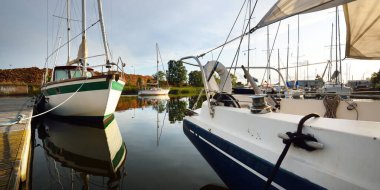 Zarif ve modern yelkenliler yat limanındaki bir rıhtıma demirlediler. Tatiller, ulaşım, spor, eğlence, turizm, seyahat, liman