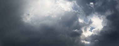 Destansı bulut manzarası. Yağmurdan önce beyaz süslemeli kümülüs bulutları. Kararsız hava, güneş ışınları. Baltık Denizi. Doğal desen, doku, arkaplan, duvar kağıdı, 3D, grafik kaynakları, tasarım, kopyalama alanı