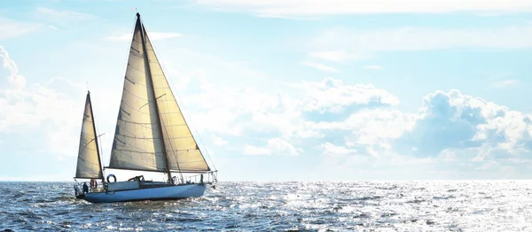 Старий Дорогий Вінтажний Двощогловий Вітрильник Yawl Плаває Відкритому Морі Берег — стокове фото