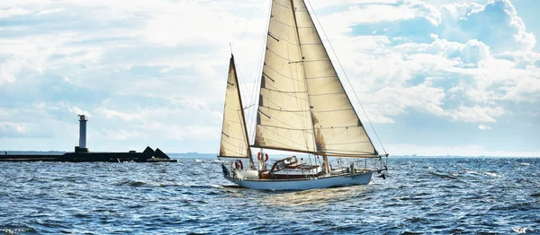 古い高価なヴィンテージの2人乗りの帆船 ヨール が近くにあり 外洋を航海しています アメリカのメイン州の海岸 スポーツ クルーズ レクリエーション レジャー活動 — ストック写真