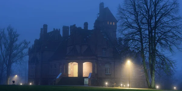 夜雾中明亮的城堡 拉脱维亚 Jaunmoku Pils 旅游目的地 观光游览 哥特式 神秘的概念 — 图库照片
