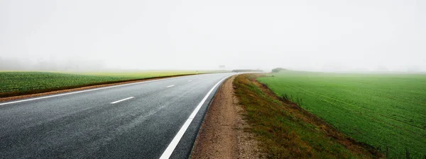 Eine Leere Autobahn Neue Asphaltstraße Durch Feld Und Wald Nebel — Stockfoto