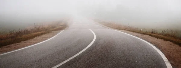 Пустое Шоссе Новая Асфальтовая Дорога Через Поле Лес Туман Дождливый — стоковое фото