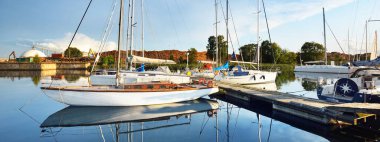 Zarif ve modern yelkenliler yat limanındaki bir rıhtıma demirlediler. Tatiller, ulaşım, spor, eğlence, turizm, seyahat, liman