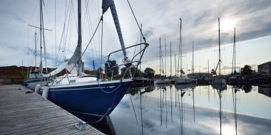 Zarif ve modern yelkenliler yat limanındaki bir rıhtıma demirlediler. Tatiller, ulaşım, spor, eğlence, turizm, seyahat, liman