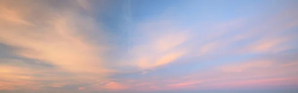 Tiszta Kék Ragyogó Felhőkkel Puha Napfény Drámai Felhő Koncepció Művészet — Stock Fotó
