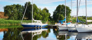 Zarif ve modern yelkenliler yat limanındaki bir rıhtıma demirlediler. Tatiller, ulaşım, spor, eğlence, turizm, seyahat, liman