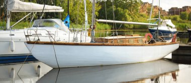 Zarif ve modern yelkenliler yat limanındaki bir rıhtıma demirlediler. Tatiller, ulaşım, spor, eğlence, turizm, seyahat, liman