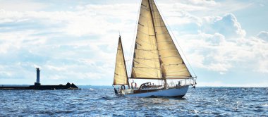 Eski pahalı iki direkli yelkenli (Yole) yakın plan, açık denizde yelken açıyor. Maine sahili, ABD. Spor, gezi, turizm, eğlence, boş zaman aktivitesi, ulaşım, deniz aracı