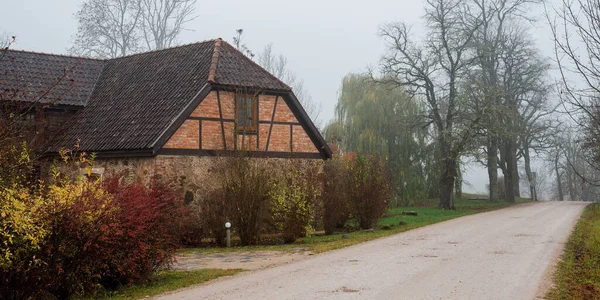 Traditional Red Brick House Fog Rural Area Atmospheric Autumn Country — Stock Photo, Image