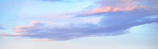Klarer Blauer Himmel Leuchtendes Rosa Und Goldene Wolken Nach Einem — Stockfoto