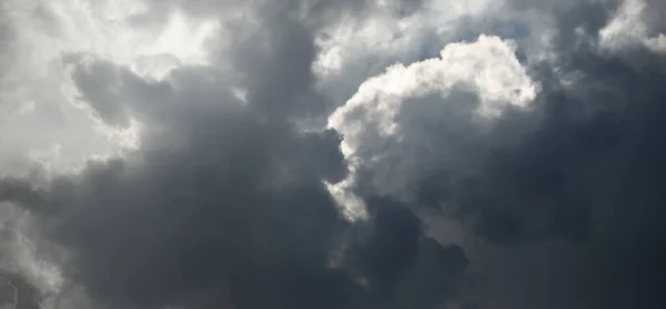Επικό Νέφος Λευκά Διακοσμητικά Σύννεφα Πριν Βροχή Καυλωμένος Καιρός Ηλιαχτίδες — Φωτογραφία Αρχείου