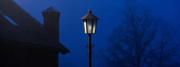 Lampione Muro Del Castello Una Nebbia Notte Luce Misteriosa Scena — Foto Stock