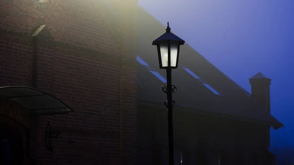 Вуличне Світло Стіна Замку Тумані Вночі Таємниче Світло Атмосферна Міська — стокове фото