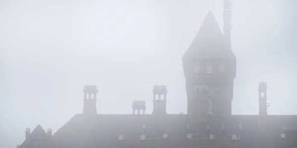 Hradní Věže Mlze Jaunmoku Pils Lotyšsko Temná Atmosférická Krajina Panoramatický — Stock fotografie