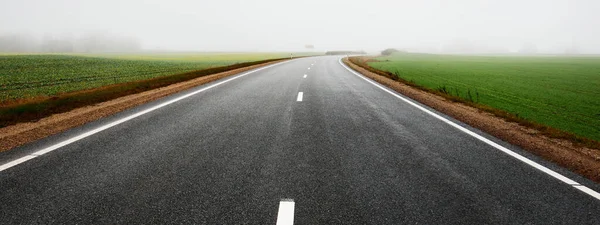 一条穿过田野和森林的空旷公路 新沥青路 秋天的大气景观 危险驾驶观念 — 图库照片