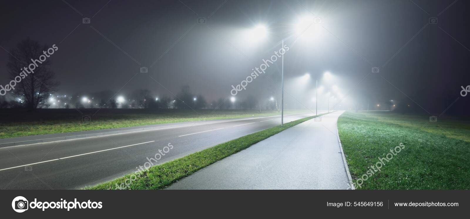 Uma Estrada Bicicleta Iluminada Vazia Perto Estrada Nevoeiro Noite  Lanternas — Foto © alex.stemmer #545649156, image size:1600x747