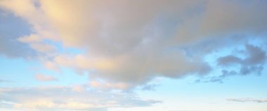 Coudscape. Beyaz süs bulutları. Yumuşak güneş ışığı, güneş ışınları. Açık mavi gökyüzü. Doğal desen, doku, arkaplan, duvar kağıdı, grafik kaynakları, tasarım, kopyalama alanı. Barışın sembolü