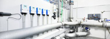 Endüstriyel şehir su arıtma kazan dairesinde büyük mavi tanklar. Geniş açı açısı