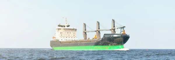 Duży Masowiec Żuraw Towarowy Pływający Morzu Bałtyckim Portu Rydze Łotwa — Zdjęcie stockowe