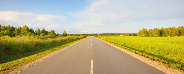 라트비아의 벌판을 통과하는 간선도로 새로운 아스팔트 여름의 풍경입니다 — 스톡 사진