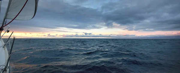 Вид Північне Море Вітрильника Заході Сонця Драматичне Штормове Небо Сонячні — стокове фото