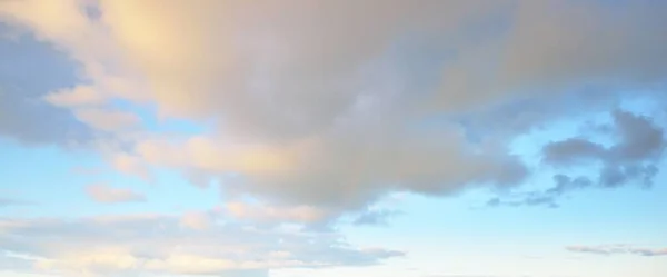 Кудскейп Белые Декоративные Облака Мягкий Солнечный Свет Солнечные Лучи Ясное — стоковое фото
