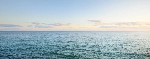 Закат Небо Отражается Воде Воздушный Вид Песчаного Берега Заходит Солнце — стоковое фото