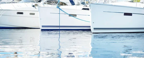 白いモダンなセーリングボート レンタル用 晴れた夏の日にヨットマリーナの桟橋に係留されました スポーツとレクリエーションのテーマ スウェーデン — ストック写真